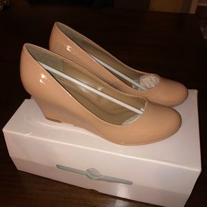 NWT nude patent leather wedges
